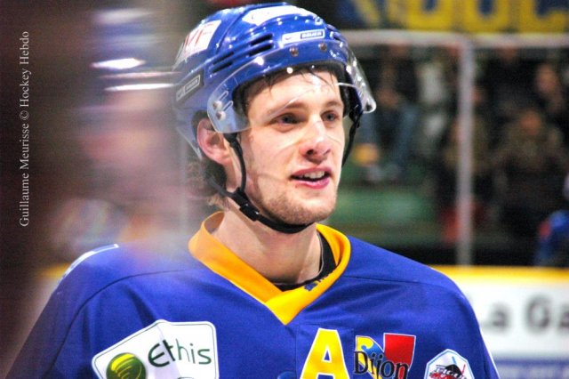 Photo hockey reportage The show goes on