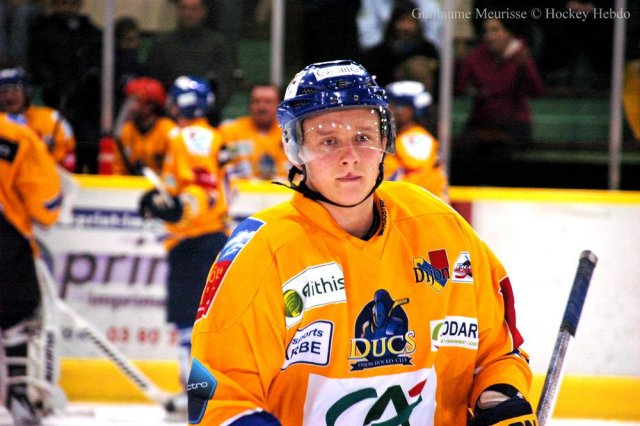 Photo hockey reportage The show goes on