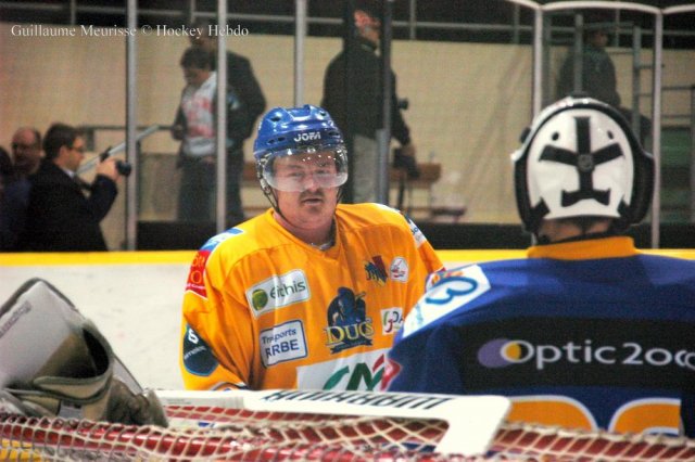 Photo hockey reportage The show goes on
