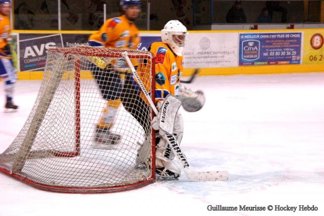 Photo hockey reportage The show goes on