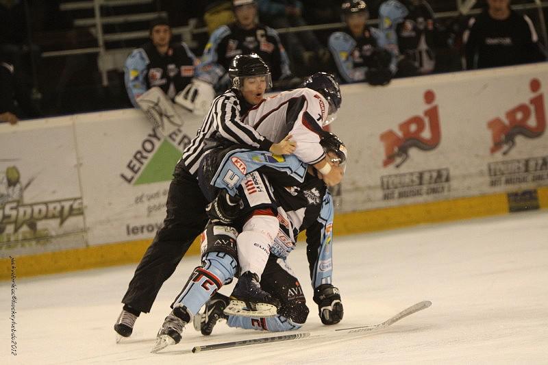 Tours  3 - 7 Angers 