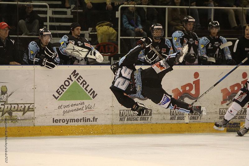 Tours  3 - 7 Angers 