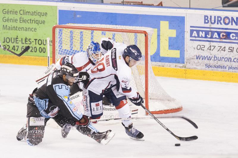Tours  3 - 7 Angers 