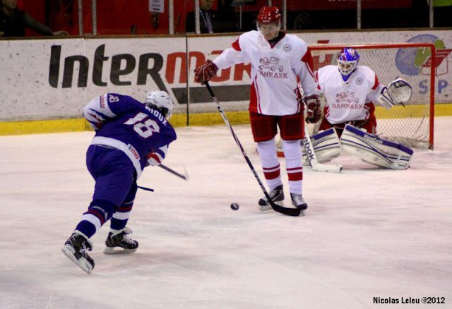Photo hockey reportage CM U20 : Revers tricolore pour débuter