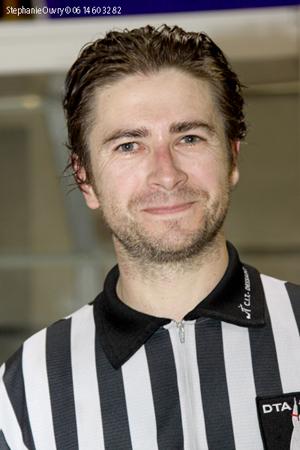 Photo hockey Un arbitre à l