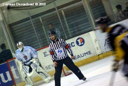 Photo hockey Un arbitre à l