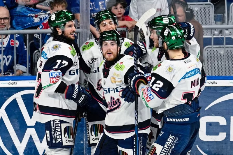 Photo hockey DEL : Le champion en titre frappe d