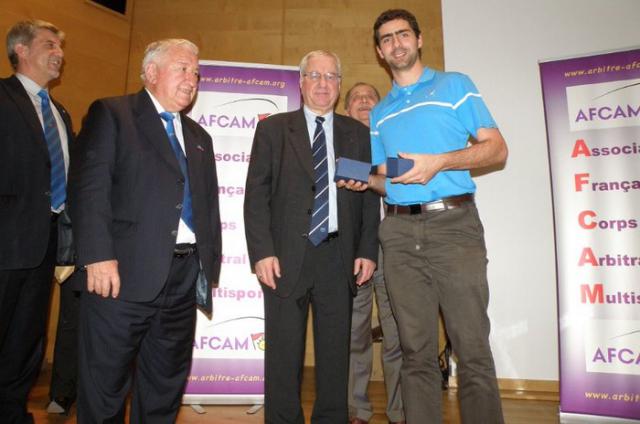 Photo hockey Deux arbitres récompensés - Autour du hockey