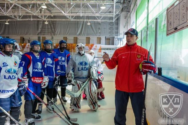 Photo hockey Emelin entraîne les jeunes - Hockey en Europe