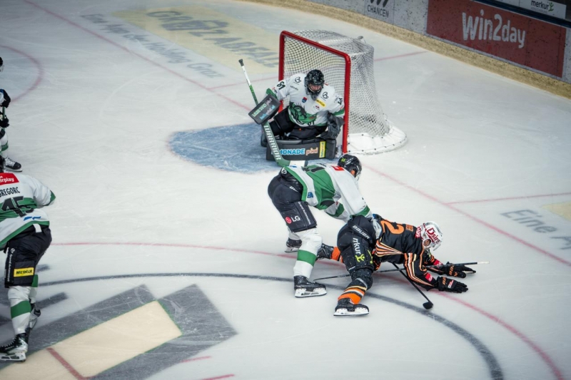 Photo hockey ICEHL : Ca remue en bas, le haut arrêté - Hockey en Europe Photo hockey ICEHL : Ca remue en bas, le haut arrêté - Hockey en Europe