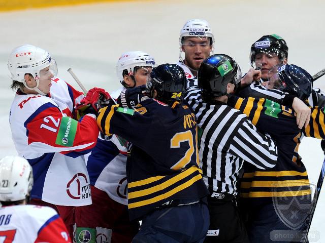 Photo hockey KHL : La tête sous l
