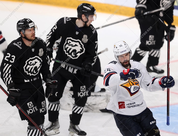 Photo hockey KHL : Le marteau met en pièces le tracteur - KHL - Kontinental Hockey League ARCHIVES