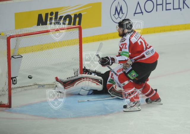 Photo hockey KHL : Lukas Kaspar en Père Noël - KHL - Kontinental Hockey League