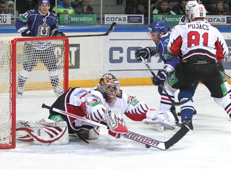Photo hockey KHL : Lutte à distance - KHL - Kontinental Hockey League