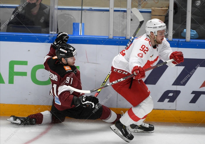 Photo hockey KHL : Lutte acharnée - KHL - Kontinental Hockey League