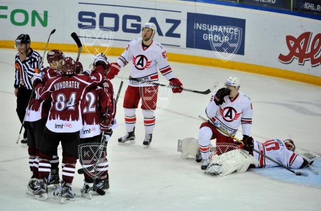 Photo hockey KHL : Retournée accrobatique - KHL - Kontinental Hockey League