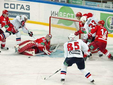 Photo hockey KHL : Un très grand bonhomme - KHL - Kontinental Hockey League