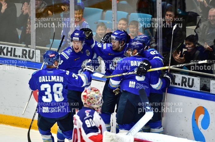 Photo hockey KHL : Une panthère chasse l