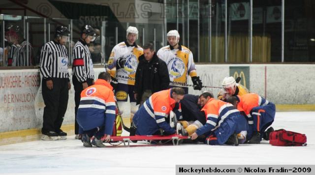 Photo hockey LM Chamonix : T. Geffroy blessé - Ligue Magnus : Chamonix  (Les Pionniers)