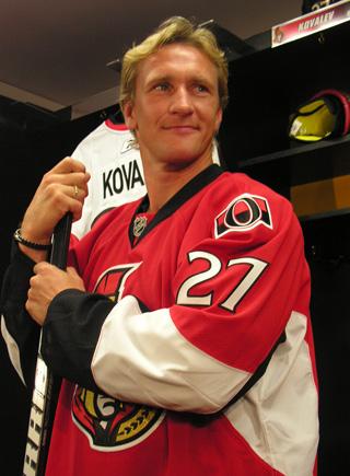 Photo hockey NHL : Kovalev met son 400ème but - NHL : National Hockey League - AHL