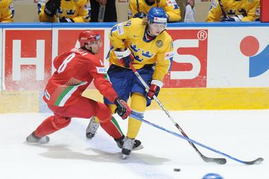 Photo hockey Suède et Bélarus au coude à coude - Championnats du monde