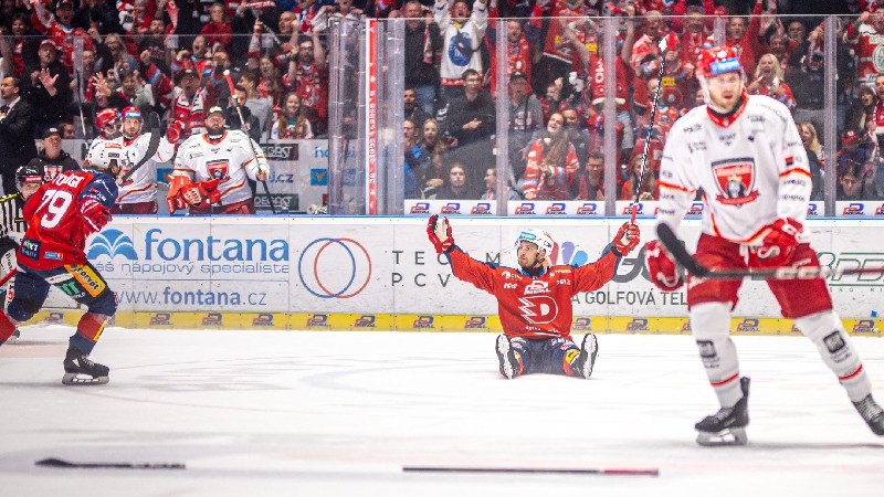 Photo hockey TELH : Cartons en ouverture - TELH - Tipsport Extraliga Ledního Hokeje