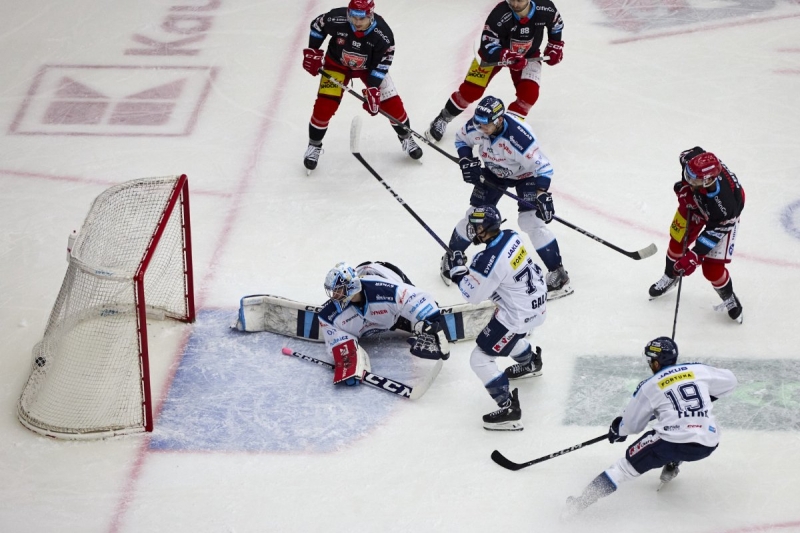 Photo hockey TELH : Coude à coude - TELH - Tipsport Extraliga Ledního Hokeje