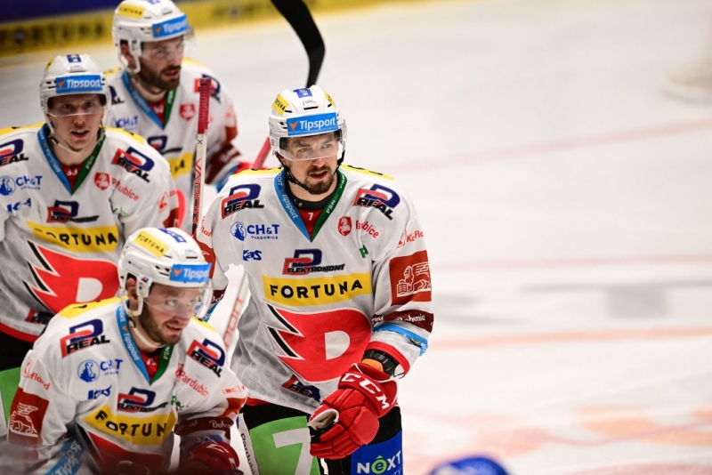 Photo hockey TELH : Le petit cheval blanc devant - TELH - Tipsport Extraliga Ledního Hokeje