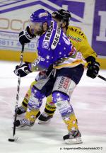 Photo hockey reportage Les Dragons remportent la première bataille.