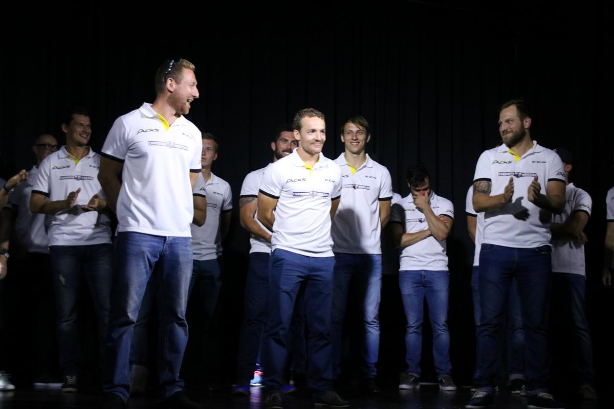 Photo hockey reportage Les Pionniers présentés ce jeudi