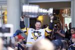 Photo hockey reportage Mark Streit a présenté la Coupe Stanley aux Suisses