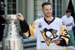 Photo hockey reportage Mark Streit a présenté la Coupe Stanley aux Suisses