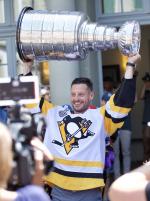 Photo hockey reportage Mark Streit a présenté la Coupe Stanley aux Suisses